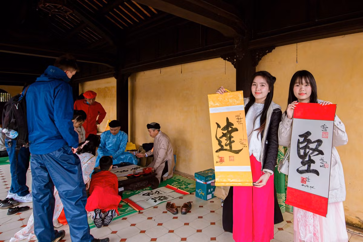 Cùng với đó là hoạt động trình diễn và viết tặng thư pháp cho du khách du xuân Hoàng cung Huế tại hành lang Tả Vu, Hữu Vu.