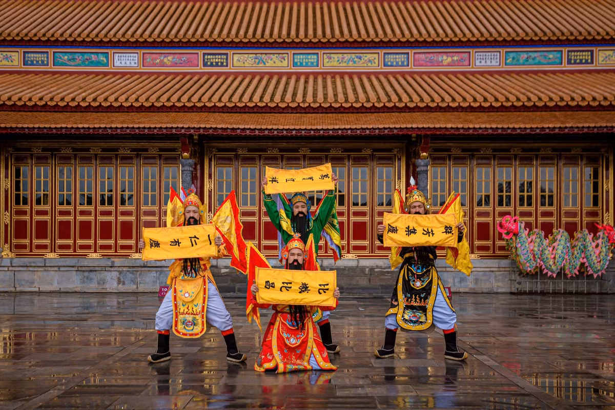 Tại đây, nhiều hoạt động văn hóa đặc sắc được tổ chức, mang đến cho du khách những trải nghiệm độc đáo về Tết cổ truyền ở Huế.