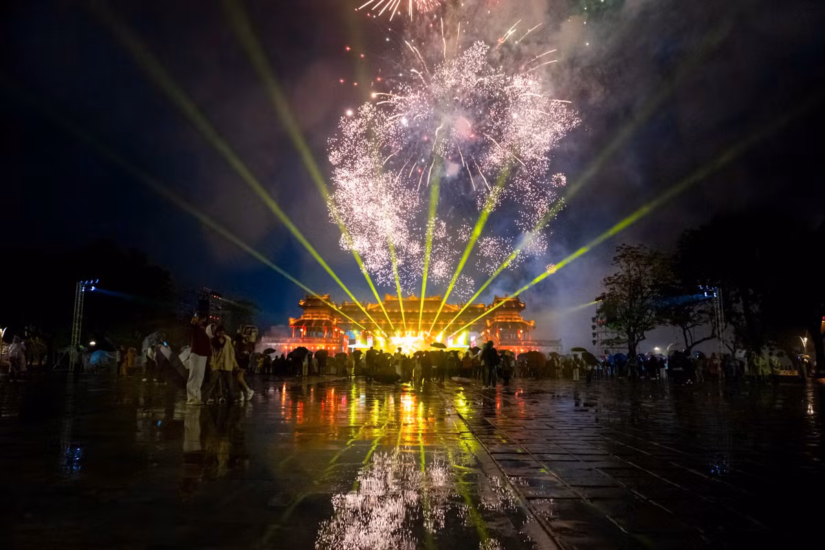 Bên cạnh nhiều chương trình vui Tết tại khu di sản Huế, các hoạt động văn hóa, thể thao được tổ chức ở hai quận Phú Xuân, Thuận Hóa và các huyện, thị xã của thành phố Huế trong dịp mừng Đảng, mừng Xuân 2025, với không khí đoàn kết, vui tươi, phấn khởi, an toàn cũng là điểm đến hấp dẫn du khách, người dân trong năm mới Ất Tỵ này.