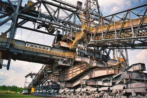 Đây là cầu vận chuyển được sử dụng ở Đức để khai thác bề mặt. Thế hệ cầu vận chuyển này to lớn hơn cả Tháp Eiffel lừng danh của Pháp. Những cỗ máy vận chuyển này được sử dụng chủ yếu để khai thác than. Cầu vận chuyển F60 có thể nâng lên cùng lúc một khối lượng là 13.500 tấn. Ảnh: Wikimedia Commons.