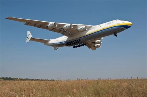  Chiếc máy bay sáu động cơ Antonov AN-225 là chiếc duy nhất được chế tạo và vận hành. AN-225 được thiết kế vào những năm 1980 để vận chuyển các con tàu vũ trụ của Liên Xô sau khi nó quay về Trái Đất. Hiện nó thuộc về Ukraine và mang tên Mriya (giấc mơ). Món hàng lớn nhất nó từng chở là một ống dẫn dầu khí nặng 247 tấn. Vasilly Koba/Wikimedia Commons.