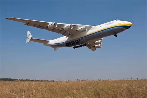  Chiếc máy bay sáu động cơ Antonov AN-225 là chiếc duy nhất được chế tạo và vận hành. AN-225 được thiết kế vào những năm 1980 để vận chuyển các con tàu vũ trụ của Liên Xô sau khi nó quay về Trái Đất. Hiện nó thuộc về Ukraine và mang tên Mriya (giấc mơ). Món hàng lớn nhất nó từng chở là một ống dẫn dầu khí nặng 247 tấn. Vasilly Koba/Wikimedia Commons.