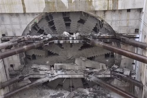 Chiếc máy khoan dài 99 mét và nặng 6.700 tấn này có thể đào 2,7 km chiều dài dưới mặt đất chỉ trong một tích tắc. Bề mặt phía ngoài cùng của máy khoan Bertha, với đường kính 17,4 mét, nó đang được sử dụng để đào một đường hầm bên dưới Seattle. Bertha "giành cả tuổi thanh xuân" để làm việc bên dưới lòng đất.Ảnh: Jay Inslee/Flickr. 