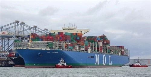 Nhà đóng tàu thủy Samsung Heavy Industries của Hàn Quốc đã cho ra mắt con tàu MOL Triumph vào năm 2017 vừa qua. Theo dự kiến, công ty này sẽ cho ra mắt thêm 5 con tàu nữa trong tương lai gần cũng với kích cỡ vô cùng khủng khiếp. Với chiều dài 400 mét, nó còn cao dài hơn cả Tòa nhà Empire State ở New York. 