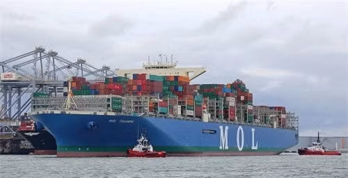 Nhà đóng tàu thủy Samsung Heavy Industries của Hàn Quốc đã cho ra mắt con tàu MOL Triumph vào năm 2017 vừa qua. Theo dự kiến, công ty này sẽ cho ra mắt thêm 5 con tàu nữa trong tương lai gần cũng với kích cỡ vô cùng khủng khiếp. Với chiều dài 400 mét, nó còn cao dài hơn cả Tòa nhà Empire State ở New York. 