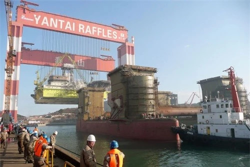 Taisun (Thái Sơn) hiện là chiếc cầu trục lớn nhất thế giới. Nó hoạt động tại một xưởng đóng tàu thuộc sở hữu của công ty Yantai Raffles, ở thành phố cảng Yên Đài, miền đông bắc Trung Quốc. Chiếc cầu trục này có giới hạn tải tối đa là 22.046 tấn. Nó được đặt theo tên của một ngọn núi lớn ở Sơn Đông, cũng cho thấy sự vĩ đại của nó. Ảnh: Haakman/Wikimedia Commons.