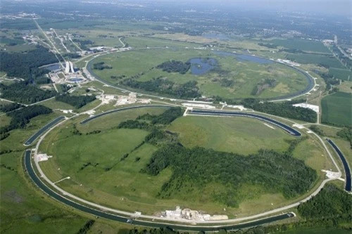 Máy gia tốc hạt lớn Large Hadron Collider (LHC). Cỗ máy "vĩ đại" này bao gồm những chiếc vòng nam châm siêu hút chạy qua một đường dẫn ngầm đặt gần Geneva, Thụy Sĩ. Tổng chiều dài của LHC là 27,4 km. Các nam châm điện đẩy các hạt đi với tốc độ gần bằng vận tốc ánh sáng rồi va vào nhau phục vụ nghiên cứu vật lý hạt. Djandywdotcom/Flickr. 
