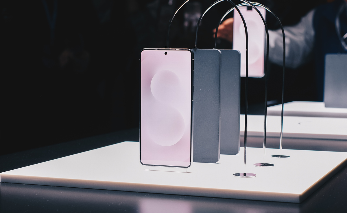 Ngoài ra, một điểm đáng chú ý là mặc dù mang tên gọi "Edge", nhưng Galaxy S25 Edge không có màn hình cong như những mẫu Galaxy S6 Edge hay Galaxy S7 Edge trước đây, mà là màn hình phẳng tương tự như các mẫu Galaxy S25 còn lại. Ảnh: Unpacked Live