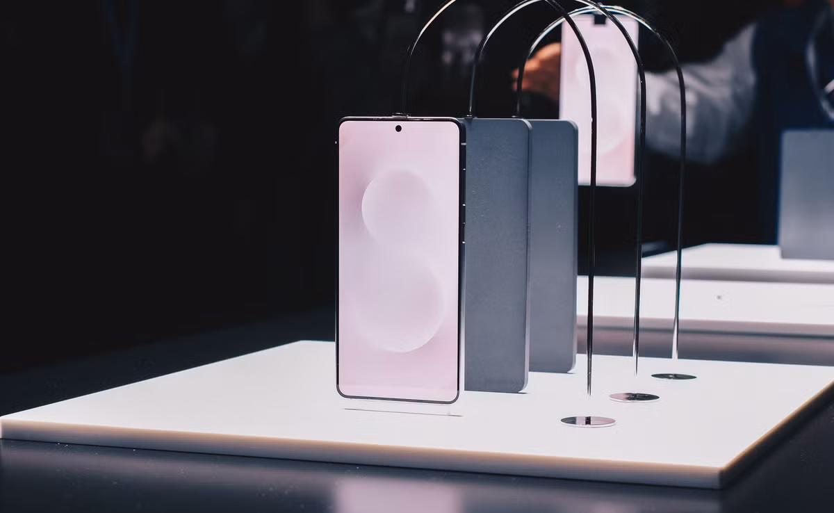 Ngoài ra, một điểm đáng chú ý là mặc dù mang tên gọi "Edge", nhưng Galaxy S25 Edge không có màn hình cong như những mẫu Galaxy S6 Edge hay Galaxy S7 Edge trước đây, mà là màn hình phẳng tương tự như các mẫu Galaxy S25 còn lại. Ảnh: Unpacked Live