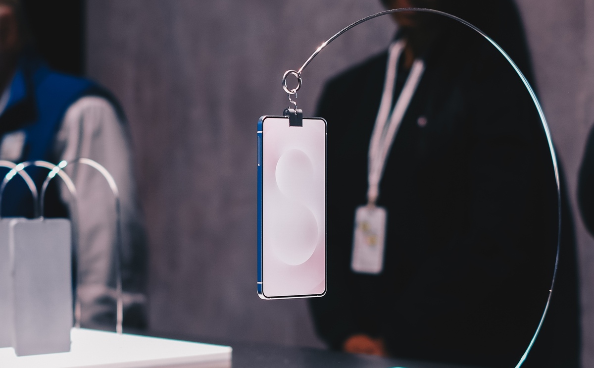 Chiếc Galaxy S25 Edge được Samsung trưng bày bằng cách treo lơ lửng trên một sợi dây kim loại uốn cong - cho thấy Samsung muốn nhấn mạnh về trọng lượng siêu nhẹ của chiếc máy này. Ảnh: Unpacked Live