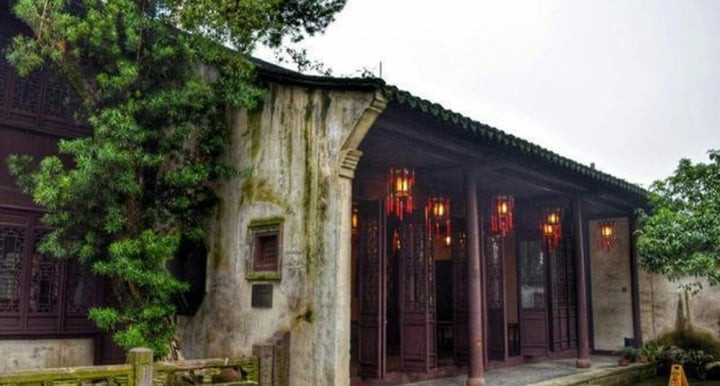 br/> Danh họa Nghê Toản sinh ra trong 1 gia đình giàu có ở Vô Tích, tỉnh Giang Tô. Dù lớn lên trong gia đình có điều kiện nhưng Nghê Toàn không ăn chơi, ông chú trọng đến việc học hành và tu dưỡng bản thân. Ông là 1 trong những danh họa đình đám được đánh giá là 1 trong 4 họa sĩ xuất sắc nhất thời nhà Nguyên.