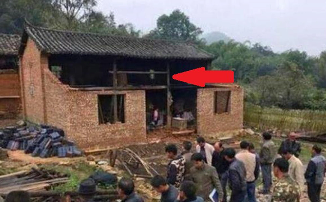 Vào năm 1976, tại 1 ngôi làng ở Cao Bưu, Trung Quốc, có 1 ngôi nhà cổ hơn 300 tuổi. Chủ nhà đã thuê người phá dỡ để xây 1 ngôi nhà mới, trong quá trình phá dỡ, 1 người thợ đã tìm thấy 1 báu vật hiếm có giữa đống đổ nát. 