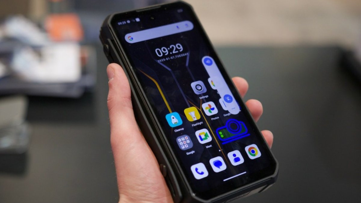 Đây sẽ không phải là những chiếc điện thoại mà bạn sẽ sử dụng làm thiết bị chính hàng ngày. Tuy nhiên, đây là những sáng tạo cần có và Oukitel đã làm tốt vai trò của mình trong việc mang đến những thiết bị thú vị, phục vụ đối tượng đặc thù trong thị trường điện thoại thông minh quá đỗi nhàm chán. Ảnh: CES 25