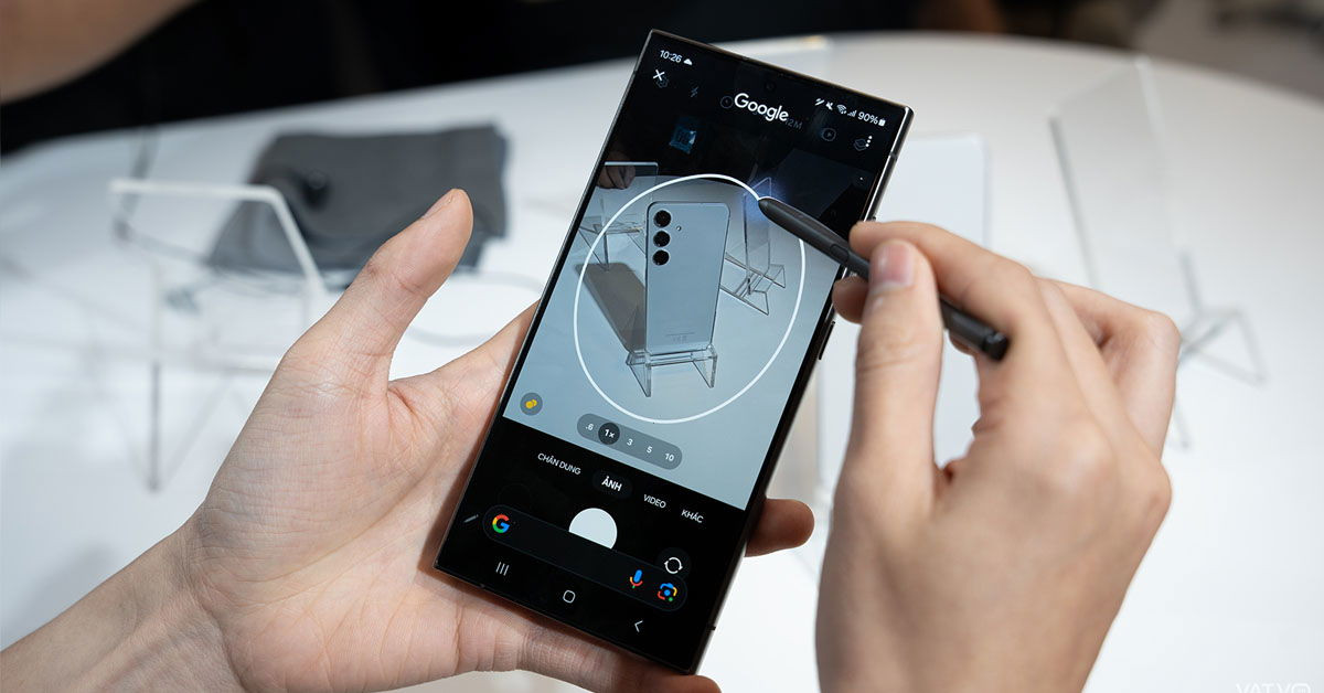 Circle to Search được cập nhật có thể nhận diện số điện thoại, email và URL trên màn hình, cho phép bạn nhấp để truy cập liên kết hoặc gọi điện. Ngoài ra, nó hỗ trợ tìm kiếm âm thanh, giúp nhận diện bài hát bạn đang nghe.