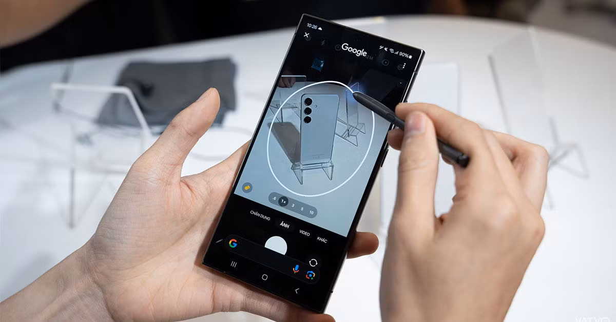 Circle to Search được cập nhật có thể nhận diện số điện thoại, email và URL trên màn hình, cho phép bạn nhấp để truy cập liên kết hoặc gọi điện. Ngoài ra, nó hỗ trợ tìm kiếm âm thanh, giúp nhận diện bài hát bạn đang nghe.