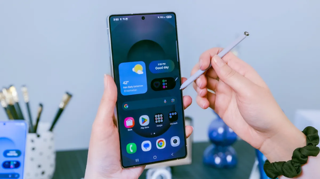 Riêng Galaxy S25 Ultra được trang bị màn hình kích thước lớn nhất lên đến 6,9 inch độ phân giải 4K QHD+. Thân máy làm bằng titanium và lớp bảo vệ Gorilla Armor 2 của Corning, mang lại khả năng “chống rơi nâng cao” và chống trầy xước. Ảnh: Live Unpacked