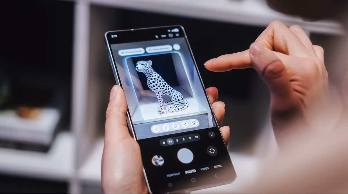 AI Select: Tính năng tương tự như "Circle to Search" của Google, nhưng khi bạn chọn một mục trên màn hình, thay vì tìm kiếm trên web, nó cung cấp các hành động bạn có thể thực hiện. Ví dụ: nếu chọn một ngày trên màn hình, AI Select có thể gợi ý thêm ngày đó vào lịch và thực hiện luôn cho bạn.