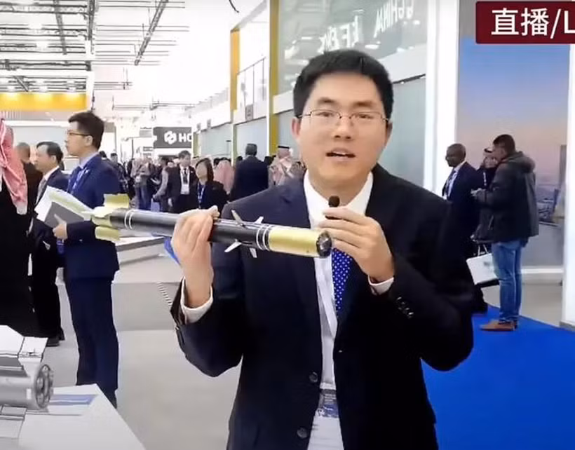 Đạn tên lửa dài 0,6 mét và đường kính 40 mm. Tổ hợp phóng đeo lưng nặng 1,2 kg có thêm 6 tên lửa nặng 7,2 kg, tầm bắn 2.000 m, chế độ dẫn đường hồng ngoại và "bắn và quên" (fire-and-forget), độ xuyên giáp lên đến 50mm và có bán kính sát thương 6 m. Ảnh: CCTV