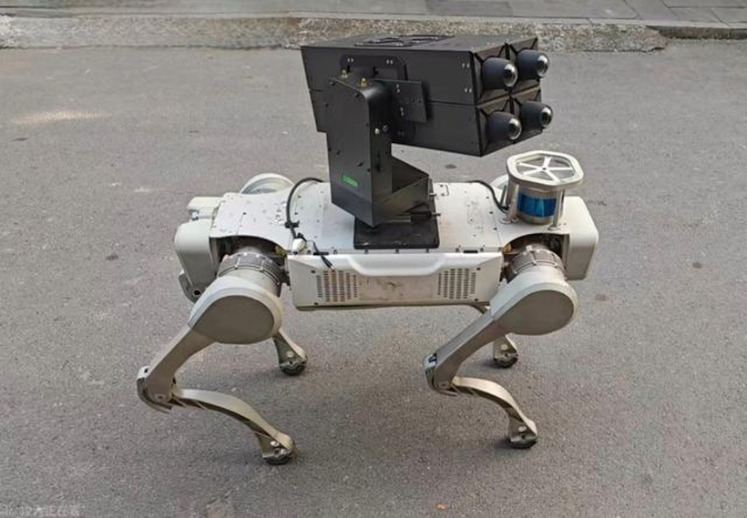 Về cơ bản, mẫu chó robot này không quá đặc biệt tuy nhiên nó tạo ra bất ngờ lớn khi một phiên bản có gắn 4 tên lửa cỡ nhỏ. Ảnh: CCTV
