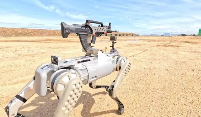 “ Chó robot có thể trở thành thành viên mới trong hoạt động tác chiến đô thị của chúng tôi, thay thế con người để trinh sát, nhận diện kẻ thù và tấn công mục tiêu”, Trần Vĩ một binh sĩ Trung Quốc nói trong một video do Đài Truyền hình Trung ương Trung Quốc (CCTV) phát. Ảnh: Philipines Times