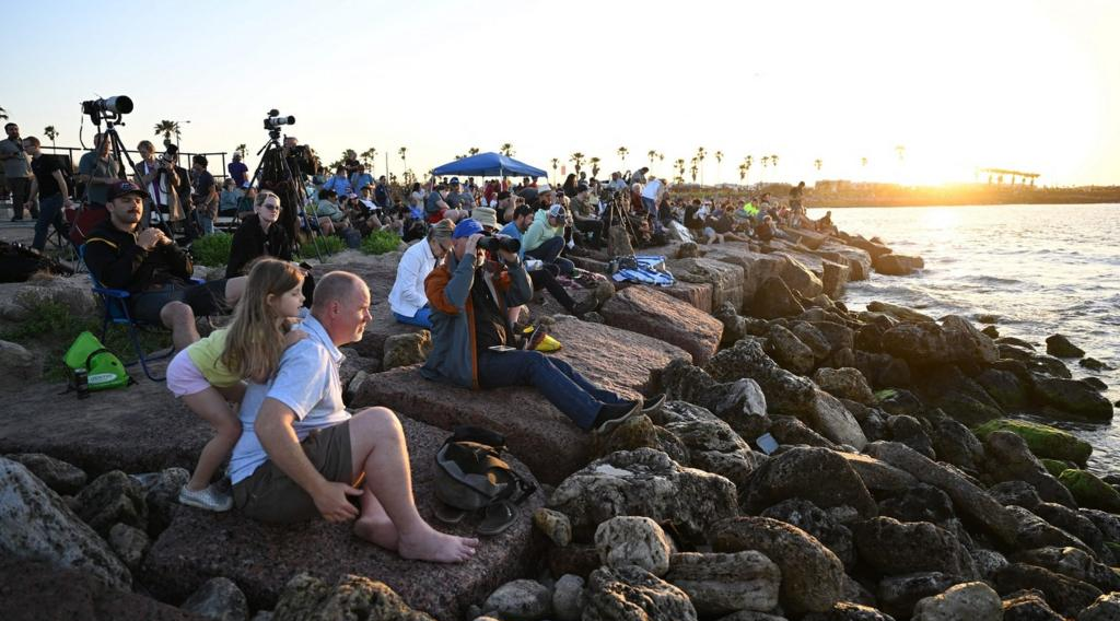 Cảm giác hồi hộp khi tên lửa đẩy trở lại bệ phóng nhanh chóng biến thành nỗi thất vọng không chỉ đối với công ty mà cả đám đông tập trung ở mũi phía nam của Texas. Ảnh: