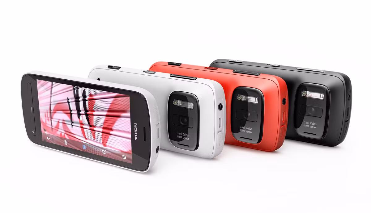 Từ 2008 khi iPhone xuất hiện và sau đó là Samsung với hệ điều hành Android đã đe dọa mạnh vị thế của Nokia. Công ty quá chậm chạp trong việc chuyển dịch. Chiếc Nokia cuối cùng chạy hệ điều hành Symbian 808 Pure View năm 2012 trước khi chuyển sang hệ điều hành Windows phone. Ảnh: Nokia