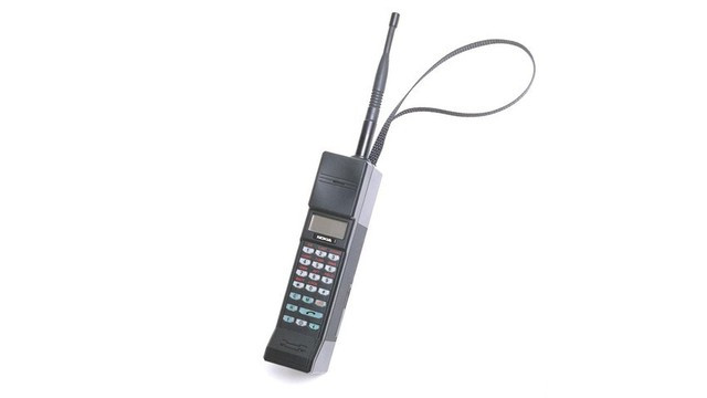 Chiếc 1011 ra mắt năm 1992 là điện thoại GSM đầu tiên của Nokia. Máy có thời gian đàm thoại 90 phút, lưu được 99 số liên lạc. 1011 không dùng màn hình màu, không máy ảnh, không Bluetooth, không thẻ nhớ. Ảnh: Nokia Museum