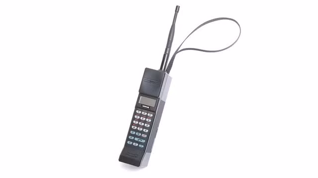 Chiếc 1011 ra mắt năm 1992 là điện thoại GSM đầu tiên của Nokia. Máy có thời gian đàm thoại 90 phút, lưu được 99 số liên lạc. 1011 không dùng màn hình màu, không máy ảnh, không Bluetooth, không thẻ nhớ. Ảnh: Nokia Museum