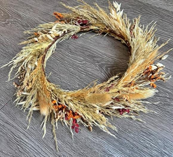  2. Vòng hoa khô: Vòng hoa khô, dù với mục đích trang trí, lại mang ý nghĩa héo úa, tượng trưng cho sự thất bại và các vấn đề trong cuộc sống. Hơn nữa, chúng còn là nơi tích tụ bụi bẩn, gây ảnh hưởng không tốt đến sức khỏe người dùng. 