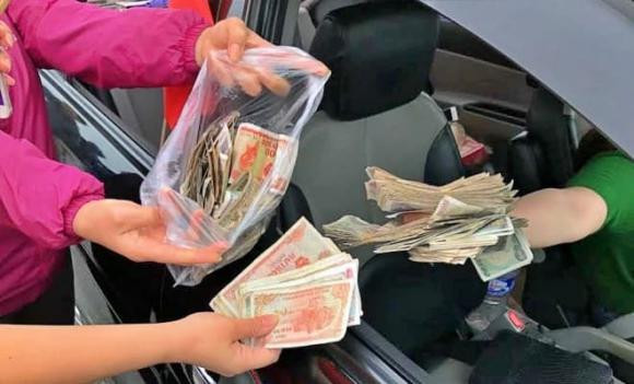  5. Tiền xu, tiền giấy rơi vãi: Tiền bạc vương vãi khắp nơi trong xe biểu thị sự thất thoát tài chính và khó khăn trong việc giữ tiền. Do đó, hãy sắp xếp gọn gàng tiền bạc và cất vào một nơi cố định. 