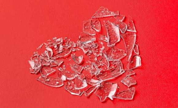 1. Vật dụng sứt mẻ, hư hỏng: Những món đồ như gương vỡ, CD trầy xước, đồ nhựa nứt, thảm rách, ghế xe bị hỏng hoặc các linh kiện cũ không còn dùng được đều được xem là điềm xấu. Theo phong thủy, chúng mang năng lượng tiêu cực, gây xung khắc, mâu thuẫn và có thể dẫn đến những khó khăn, bất trắc trong cuộc sống. 