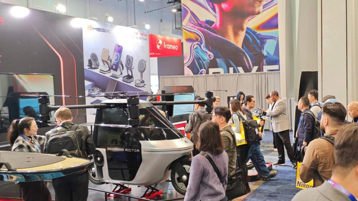 Tuy nhiên, dự án 'mô tô bay' của Rictor vấp phải không ít hoài nghi. Các chuyên gia cho rằng những rào cản về kỹ thuật và pháp lý là rất lớn, đặc biệt đối với phương tiện tự hành di chuyển trong không gian đô thị đông đúc. Ảnh: CES 25