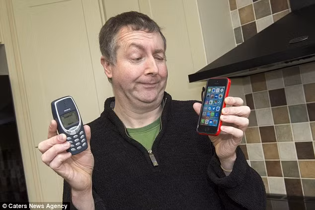 Thực ra người trong ảnh là Dave Mitchell và anh ấy đã chia sẽ về chiếc Nokia 3310 mà anh ấy đã mua vào năm 2000. Dave là một quân nhân, anh đã sử dụng chiếc điện thoại đó suốt những năm phục vụ trong quân đội vì nó rất bền. Ảnh Dailly Mail 