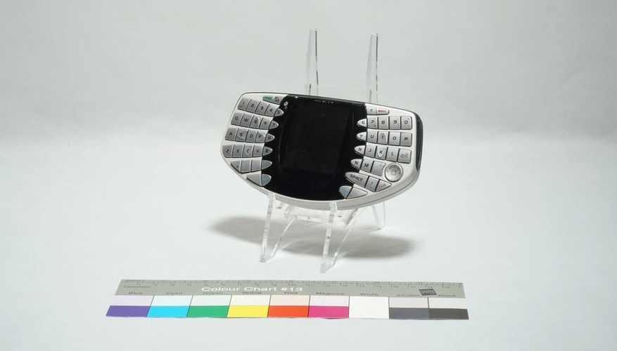 Hàng loạt nguyên mẫu trên Nokia Design Archive cho thấy một số phiên bản, màu sắc chưa từng xuất hiện của dòng điện thoại chơi game N-Gage. Thiết bị lần đầu được Nokia ra mắt năm 2003 để cạnh tranh Game Boy Advance của Nintendo.