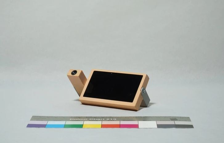 Trong ảnh là một sản phẩm với màu be, giống camera cầm tay với màn hình LCD (hình chữ nhật đen). “Chúng tôi không có tất cả câu trả lời”, Valtonen nhấn mạnh. Hiện tại, kho lưu trữ mới đăng tải khoảng 700 tài liệu, nhưng có thể tăng lên khoảng 20.000 trong tương lai.