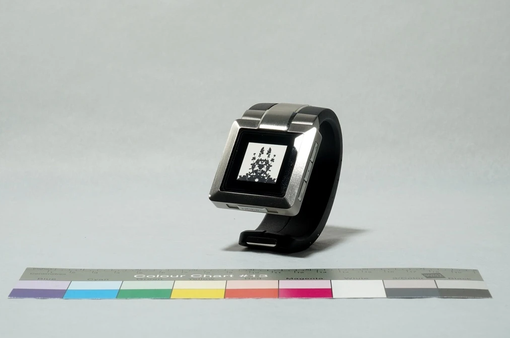 Thiết bị đeo tay chưa có tên. Đầu những năm 2000, Nokia trình làng 2 thiết bị thuộc dòng Imagewear, tích hợp màn hình hiển thị ảnh để đeo lên cổ. Trong ảnh là nguyên mẫu chưa từng ra mắt của Medallion II đeo lên tay.