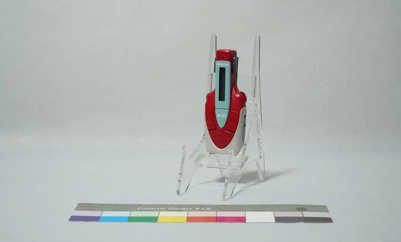 Thiết bị nghe nhạc chưa có tên. Trước khi smartphone bùng nổ vào thập niên 2010, Nokia tìm cách thâm nhập thị trường thiết bị giải trí di động, có thể nghe nhạc, chụp ảnh hoặc chơi game. Sản phẩm hoàn thiện mang tên Music Player HDR-1, kèm thẻ nhớ 32 MB để chứa một giờ nhạc.