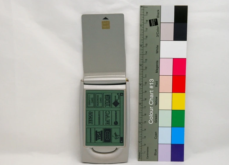 Nokia Hypercard. Ngoài máy nghe nhạc và máy ảnh, Nokia còn thử nghiệm thiết bị “Hypercard”, nắp bật tích hợp thẻ tín dụng và màn hình cảm ứng bên trong. Dù vậy, sản phẩm chưa bao giờ ra mắt rộng rãi.