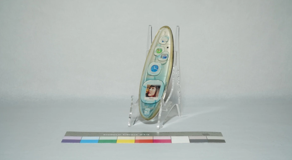 Human Form 1. Năm 2013, Nokia phát triển mô hình Human Form 1. Chiếc smartphone có thiết kế giống remote, tích hợp màn hình cảm ứng với khả năng “sờ” hình ảnh. Người dùng có thể uốn cong thiết bị để phóng to ảnh, hoặc lắc để quay về màn hình chính. Mặc dù có chữ Human nhưng nhìn rất là Unhuman.