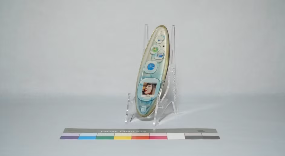 Human Form 1. Năm 2013, Nokia phát triển mô hình Human Form 1. Chiếc smartphone có thiết kế giống remote, tích hợp màn hình cảm ứng với khả năng “sờ” hình ảnh. Người dùng có thể uốn cong thiết bị để phóng to ảnh, hoặc lắc để quay về màn hình chính. Mặc dù có chữ Human nhưng nhìn rất là Unhuman.