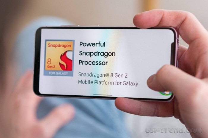 Là dòng flagship đình đám của Samsung nên Galaxy S23 sở hữu thiết kế cực kỳ thời trang và sang trọng, độ hoàn thiện tốt. Samsung cũng mang đến mặt lưng kính mờ giúp hạn chế bám mồ hôi và dấu vân tay tốt hơn cho điện thoại. Ảnh: GSM Arena