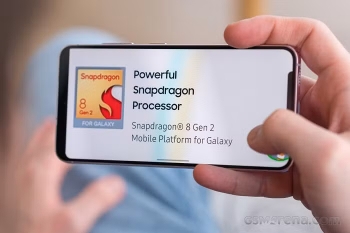 Là dòng flagship đình đám của Samsung nên Galaxy S23 sở hữu thiết kế cực kỳ thời trang và sang trọng, độ hoàn thiện tốt. Samsung cũng mang đến mặt lưng kính mờ giúp hạn chế bám mồ hôi và dấu vân tay tốt hơn cho điện thoại. Ảnh: GSM Arena