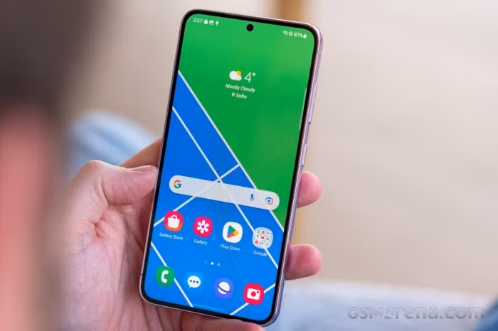 Điện thoại đi kèm 2 tùy chọn bộ nhớ là 128GB và 256GB mang đến không gian lưu trữ rộng rãi, giúp bạn thoải mái tải game, lưu trữ hình ảnh, video, tài liệu,… Điện thoại cũng chạy giao diện OneUI 6 trên Android 14 nên bạn có thể yên tâm sử dụng thêm 3 – 4 năm nữa mà không lo lỗi thời. Ảnh: GSM Arena