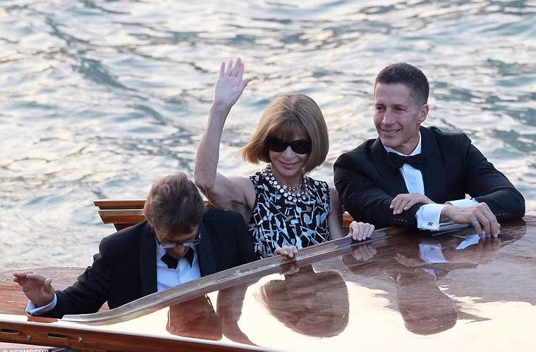 Sự xuất hiện của Anna Wintour, tổng biên tập tờ Vogue Mỹ khiến mọi người tin rằng George sẽ bán ảnh cưới độc quyền cho tạp chí này và dành tiền làm từ thiện.