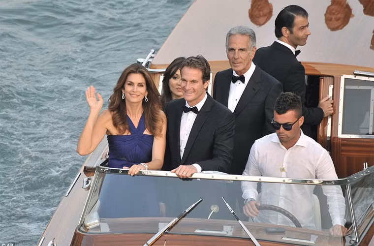 Vợ chồng siêu mẫu Cindy Crawford tới dự đám cưới George Clooney.