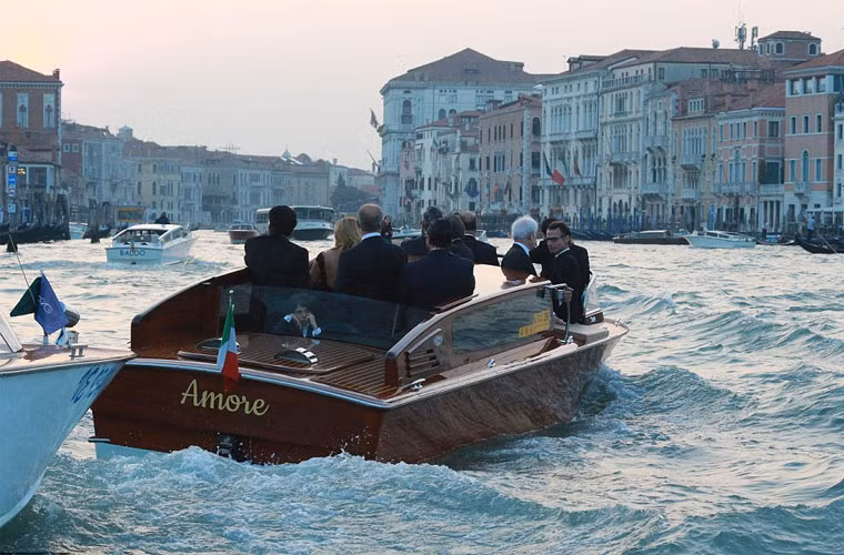 Chú rể cùng khách mời đi thuyền ra nơi tổ chức hôn lễ. Chiếc thuyền có gắn chữ Amore (Tình yêu).