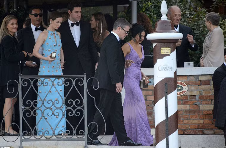 90 khách mời tới dự đám cưới George đa phần là những ngôi sao hạng A Hollywood như Matt Damon, Emily Blunt, Cindy Craword, Bono...