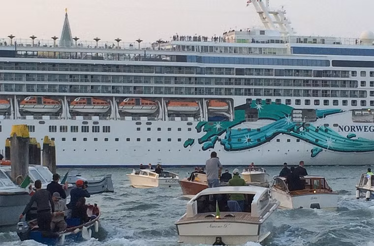 Du khách đi thuyền trên sông đào Venice được dịp chụp ảnh các sao Hollywood tới dự đám cưới.