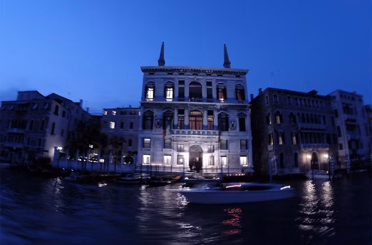 Đám cưới được tổ chức tại khu resort 7 sao Amal, sau đó khách mời sẽ tới khách sạn 5 sao Belmond Cipriani gần đảo Giudecci để ăn tối.