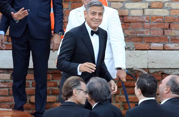 Niềm vui hiện rõ trên mặt chú rể George Clooney.